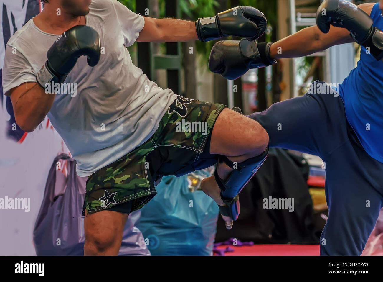 La boxe thaï dans un stade de boxe. Banque D'Images