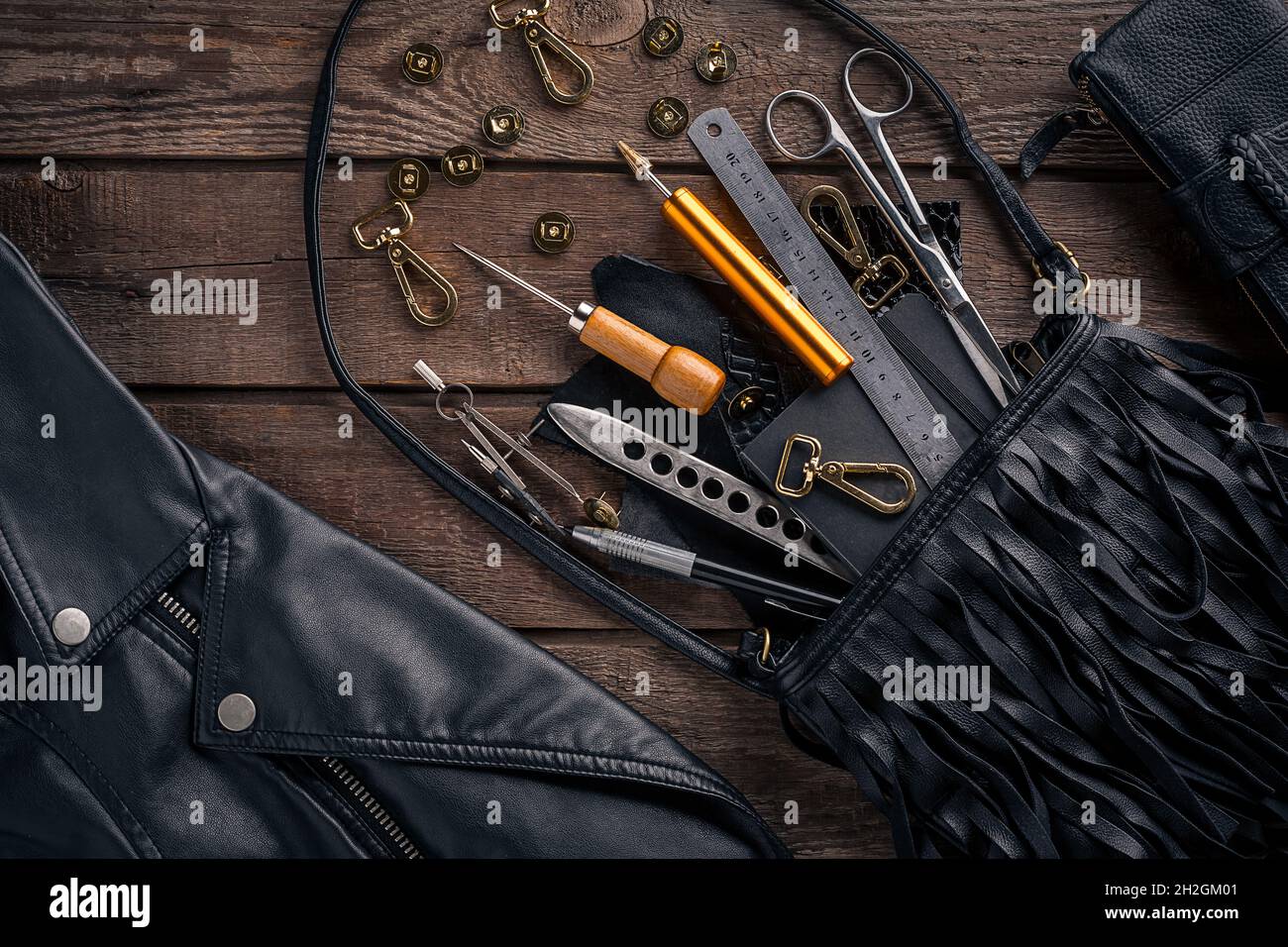 Fabrication du cuir. Les outils à plat permettent de prolonger la durée de vie Photo Stock Alamy