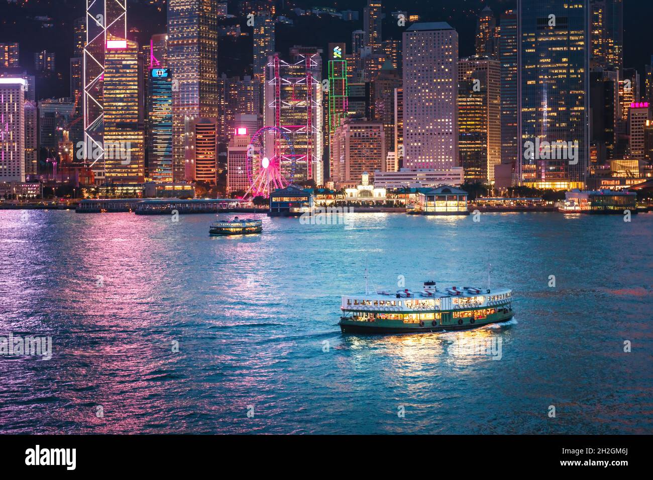 14 octobre 2021, Hong Kong : vue nocturne colorée sur le célèbre site touristique, Victoria Harbour, Hong Kong.Quartier des affaires de Metropolis à l'extrême-Orient Banque D'Images