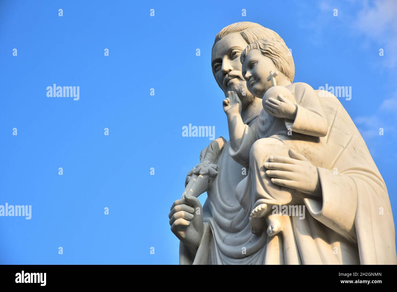 statue du nourrisson jésus et joseph à l'église st philomena, mysore, inde Banque D'Images