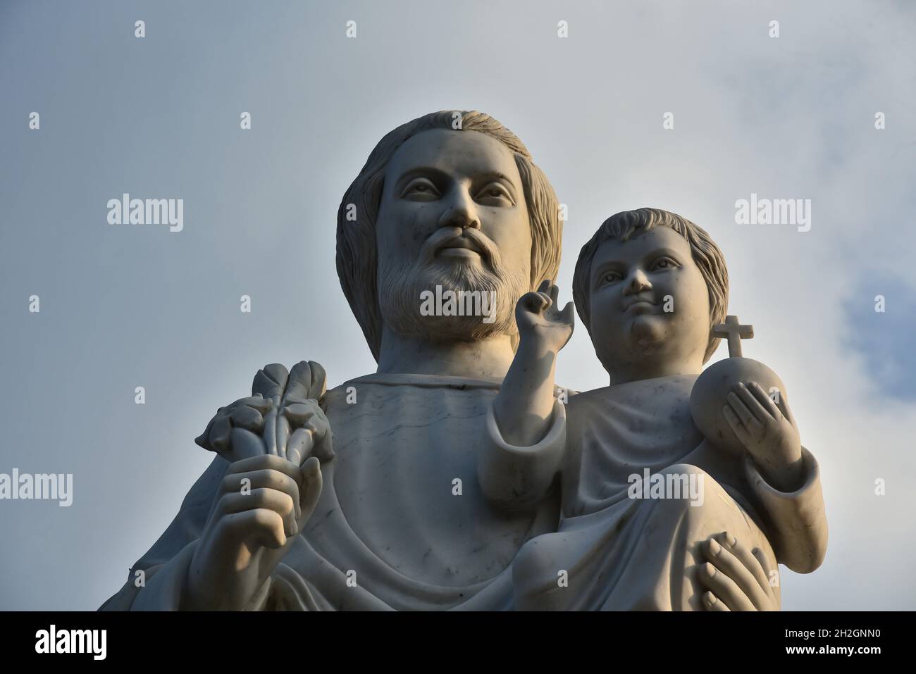 statue du bébé jésus avec joseph à l'église st philomena, mysore, inde Banque D'Images