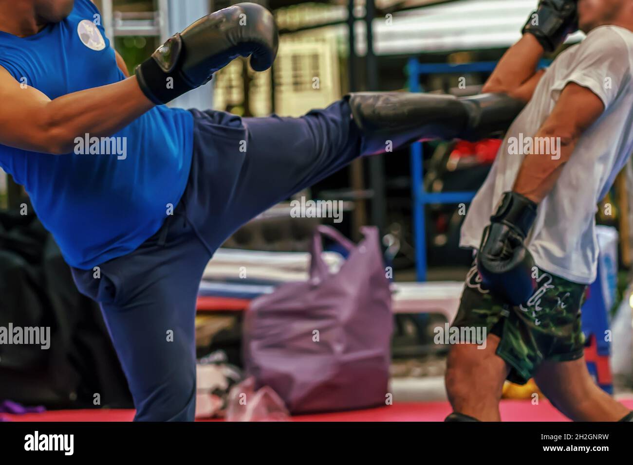 La boxe thaï dans un stade de boxe. Banque D'Images