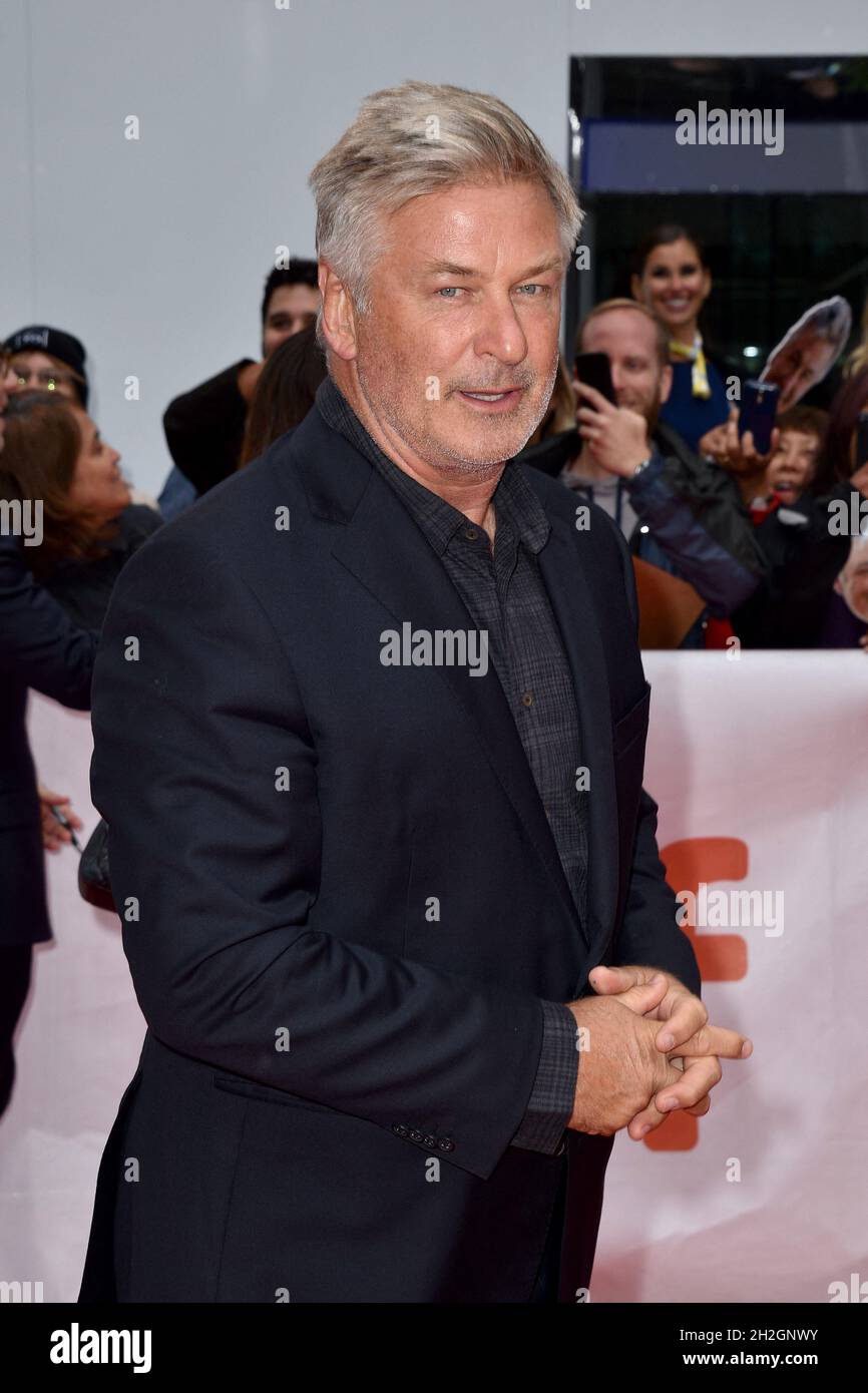Photo du dossier datée du 9 septembre 2018, Alec Baldwin assiste à la projection publique qui s'est tenue au Roy Thomson Hall pendant le Festival international du film de Toronto, à Toronto, au Canada.Une femme est décédée et un homme a été blessé après que l'acteur Alec Baldwin ait tiré un fusil sur un ensemble de films du Nouveau-Mexique.La police de l'État américain a déclaré que M. Baldwin avait déchargé l'arme pendant le tournage du Rust occidental du XIXe siècle.La femme a été emmenée à l'hôpital mais est morte de ses blessures.L'homme, le réalisateur du film, recevait des soins d'urgence.Photo de Lionel Hahn/ABACAPRESS.COM Banque D'Images