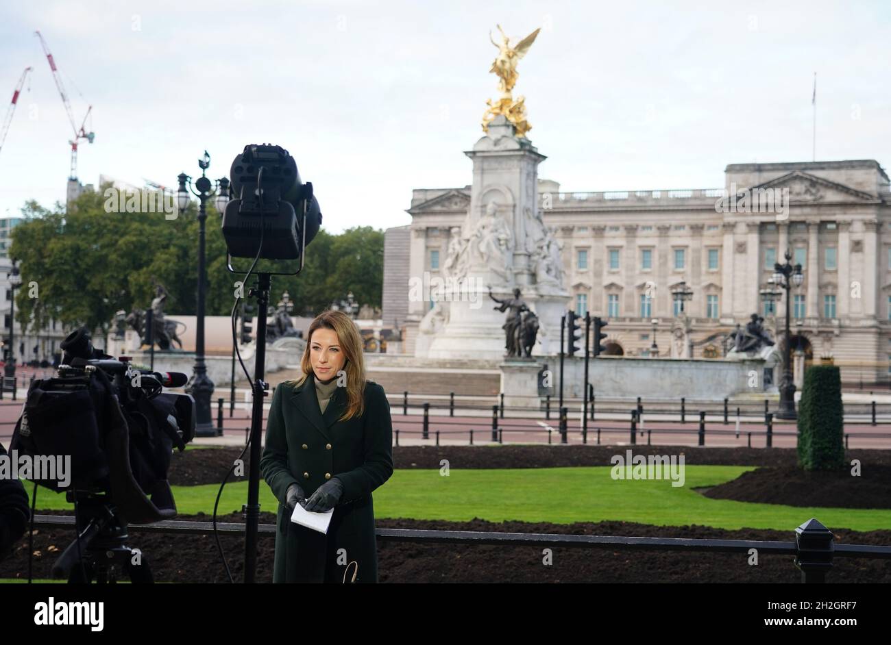 Une équipe de télé-information travaille devant Buckingham Palace dans le centre de Londres après que la reine Elizabeth II est revenue au château de Windsor jeudi après avoir passé une nuit à l'hôpital pour ce que le porte-parole de Buckingham Palace a décrit comme des « enquêtes préliminaires ».Date de la photo: Vendredi 22 octobre 2021. Banque D'Images