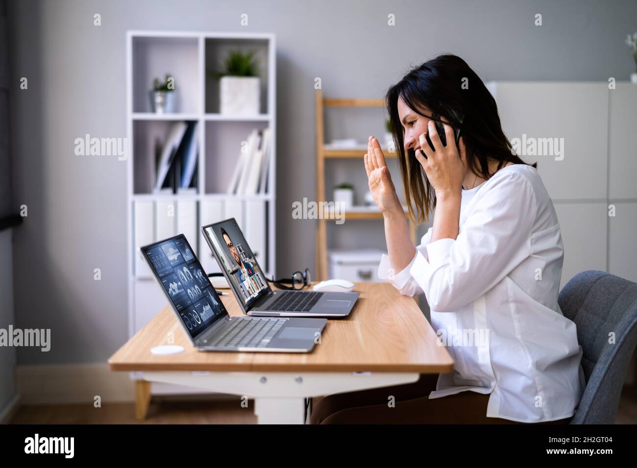 Données du tableau de bord financier dans un webinaire en ligne - appel vidéo Banque D'Images