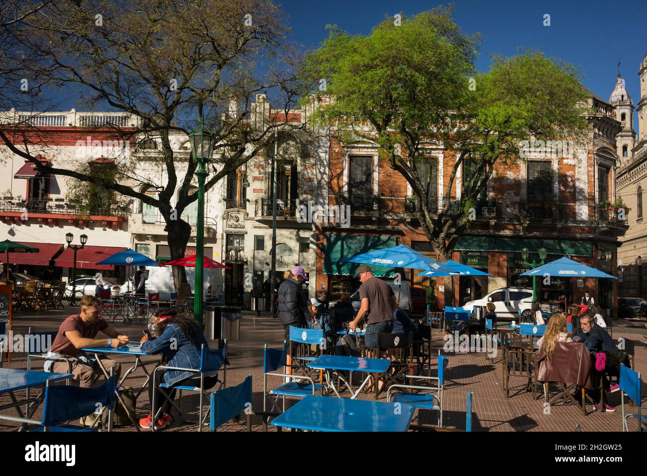 Vue horizontale d'une terrasse de bar sur la place Dorrego par beau temps, quartier de San Telmo, Buenos Aires, Argentine Banque D'Images