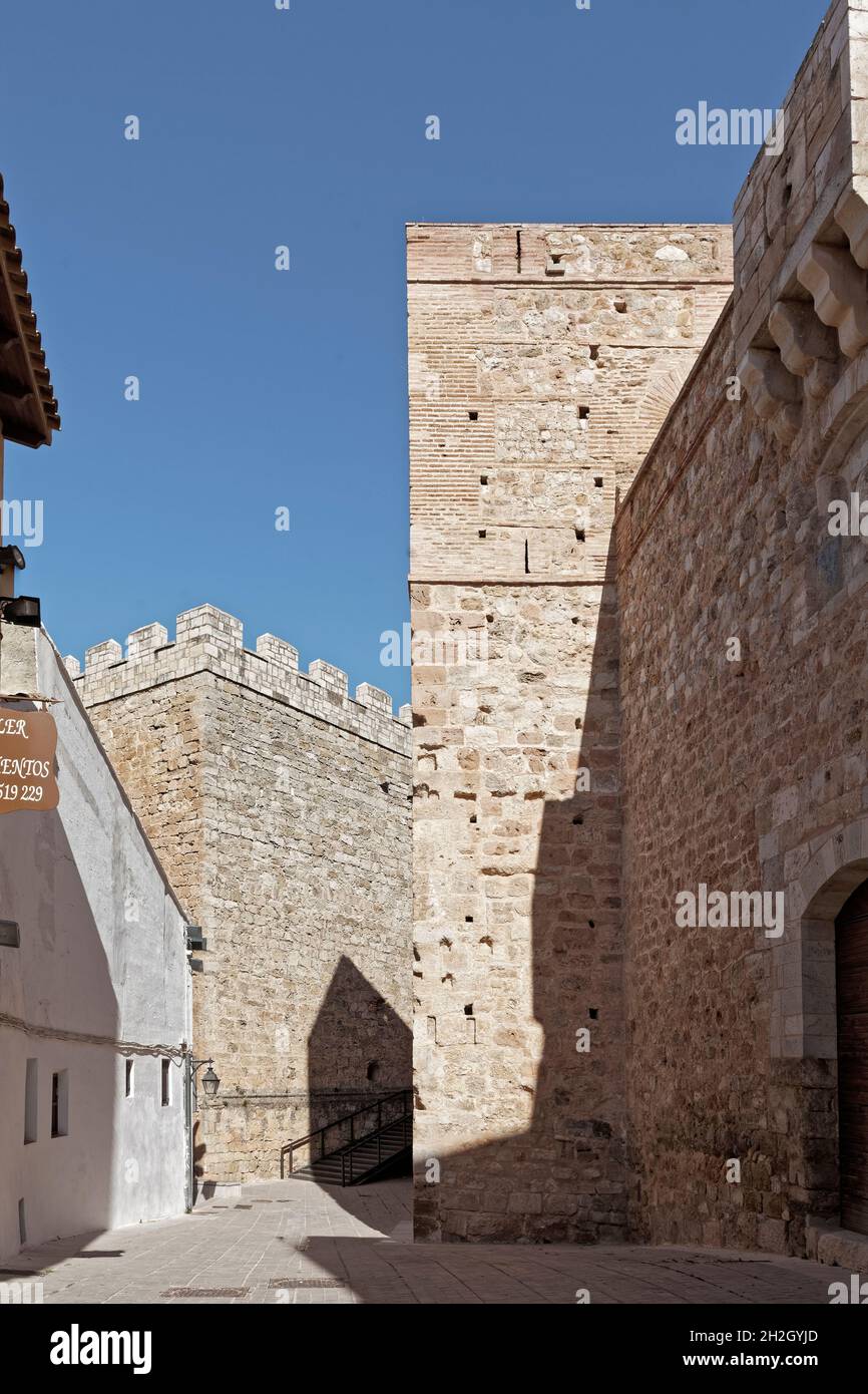 Tours et murs de la forteresse.Requena, Valence.Comunitat Valenciana.Espagne. Banque D'Images
