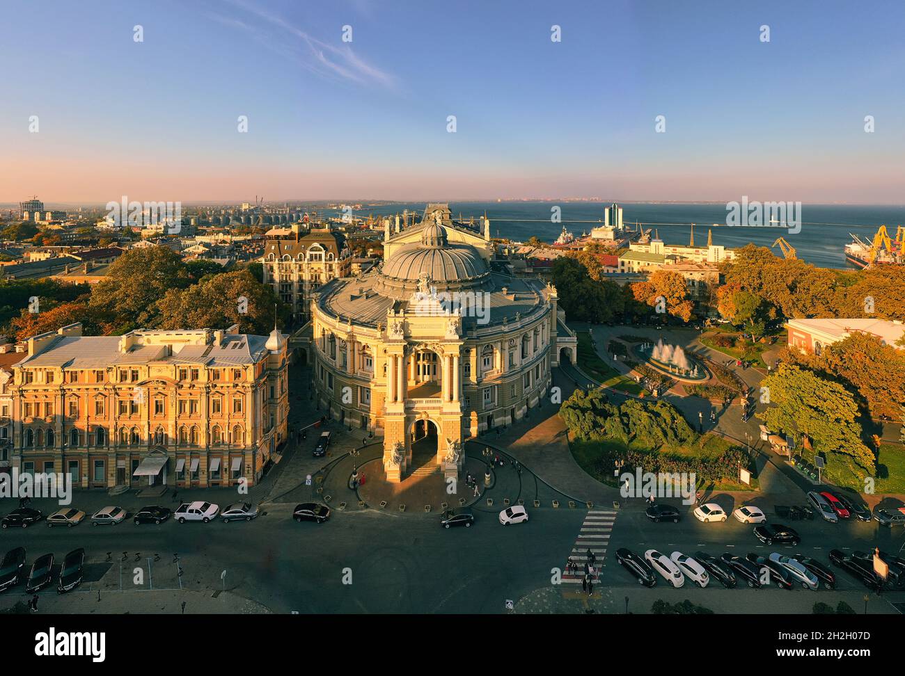 Panorama au coucher du soleil l'Opéra national et le Ballet Theatre à Odessa Ukraine avec fond de ville et de port. Banque D'Images
