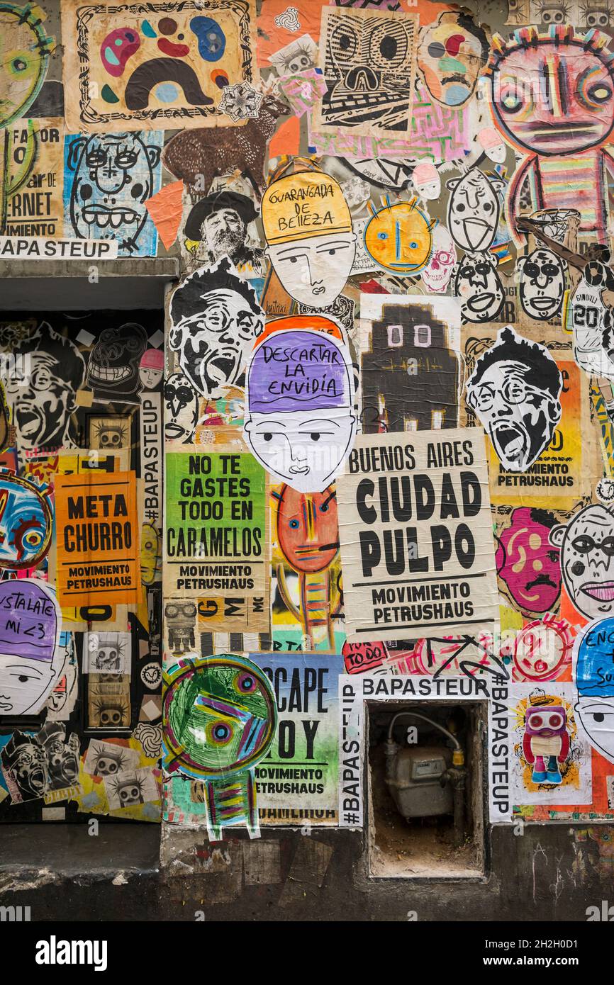 Vue verticale rapprochée d'un collage coloré sur la place Serrano, dans le quartier de Palerme, Buenos Aires, Argentine Banque D'Images