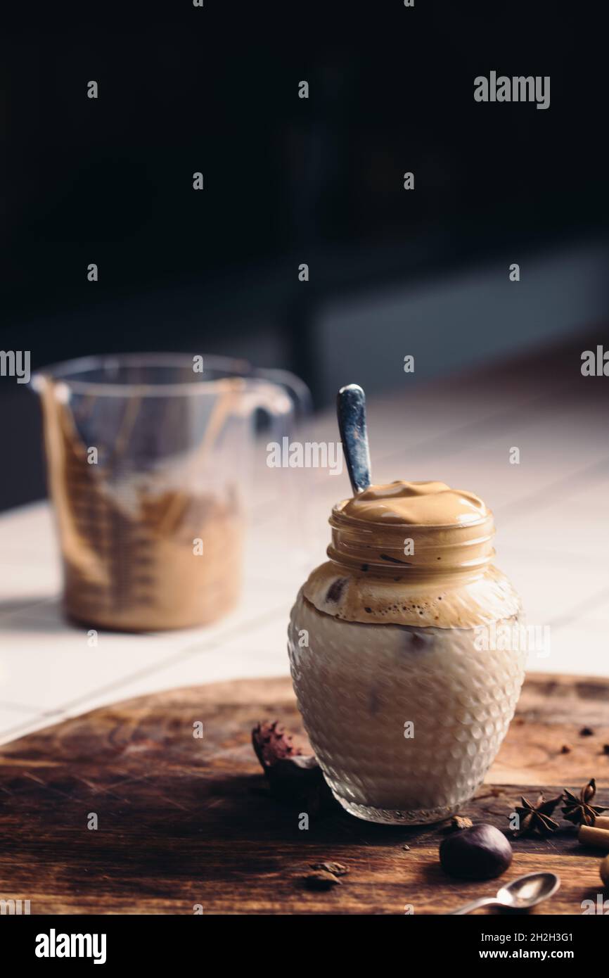 Café Dalgona fait maison dans un pot de maçon. Banque D'Images