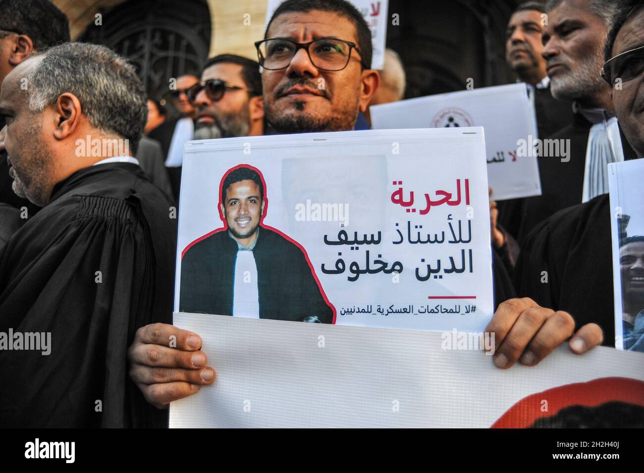 Non exclusif: TUNIS, TUNISIE - 21 OCTOBRE 2021: Des avocats prennent part à la manifestation pour protester contre l'emprisonnement injustifié inculpé à S. Banque D'Images