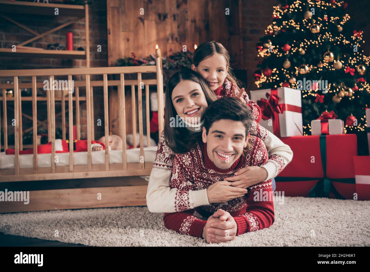 Photo des gens couché plancher enfants profiter enfance x-mas miracle temps vêtements chandail dans appartement décoré à l'intérieur Banque D'Images