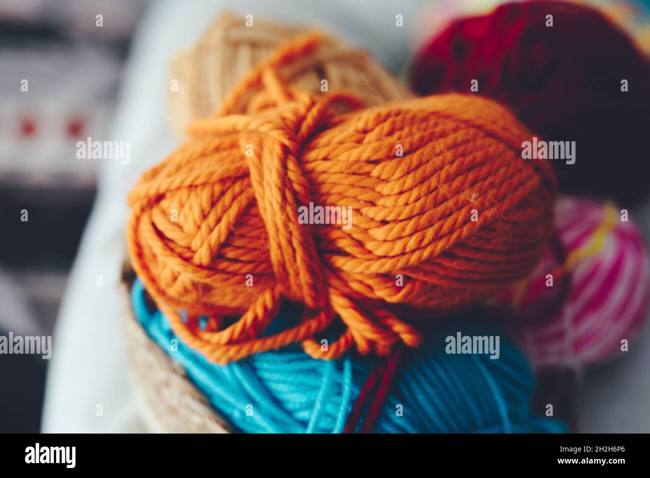 Gros plan des balles de laine à tricoter dans un panier rond en  osier.Boules multicolores de fils de laine pour tricoter.Tas de boules de  laine moelleuses.Fils pour kni Photo Stock - Alamy