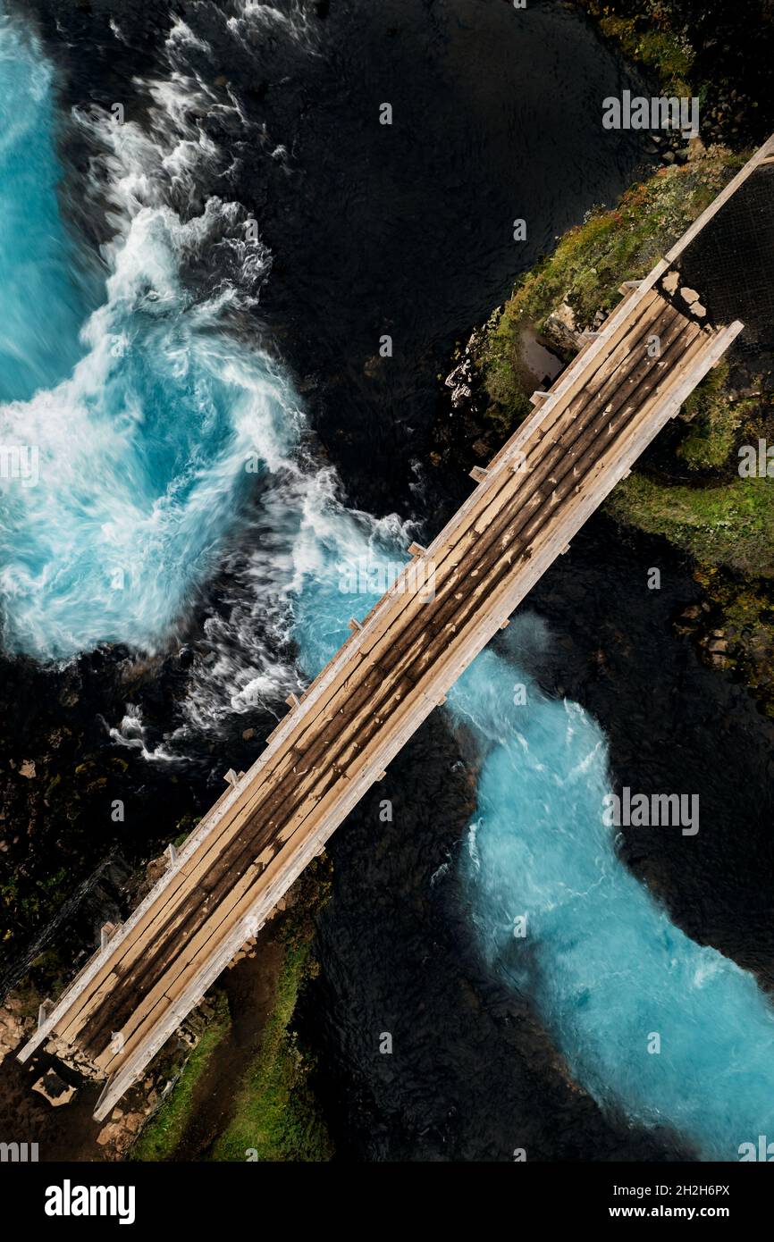 Photo aérienne du pont menant sur l'eau bleue du célèbre Bruarfoss. Banque D'Images