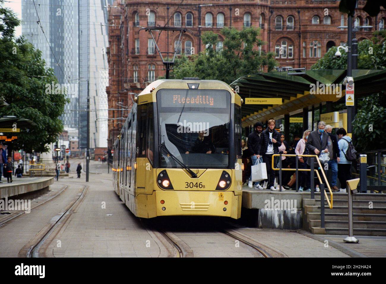 Manchester, Royaume-Uni - 21 août 2021 : un tramway (Bombardier M5000, no3046) à l'arrêt de tramway de la place Saint-Pierre. Banque D'Images