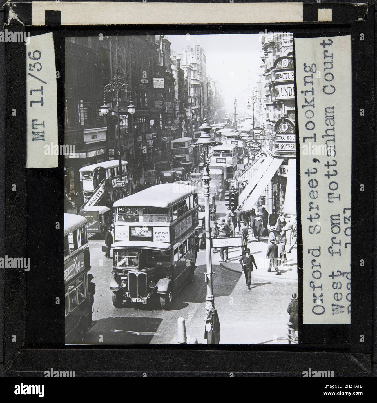 Oxford Street, City of Westminster, Greater London Authority, 1931.Vue en hauteur vers l'ouest le long d'une rue congestionnée d'Oxford Street depuis la jonction avec Tottenham court Road.La légende de cette diapositive est la suivante : « Oxford Street, en regardant vers l'ouest depuis Tottenham court Road, 1931 ». Banque D'Images