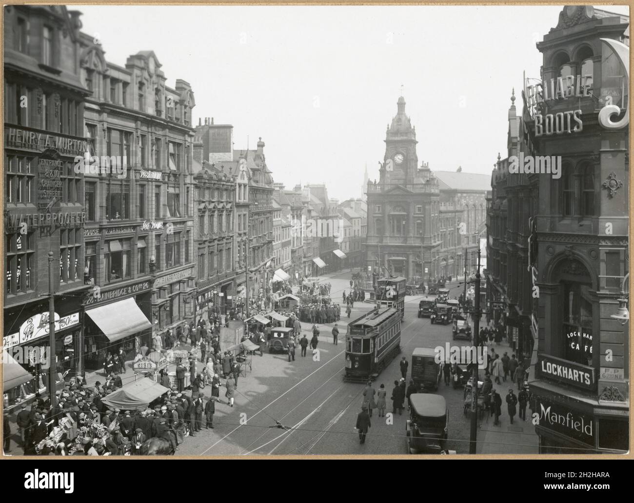 Bigg Market, Newcastle-upon-Tyne, 1925-1930.Vue en hauteur vers l'est le long du marché Bigg, avec des piétons, tramways et voitures dans la rue ci-dessous Banque D'Images