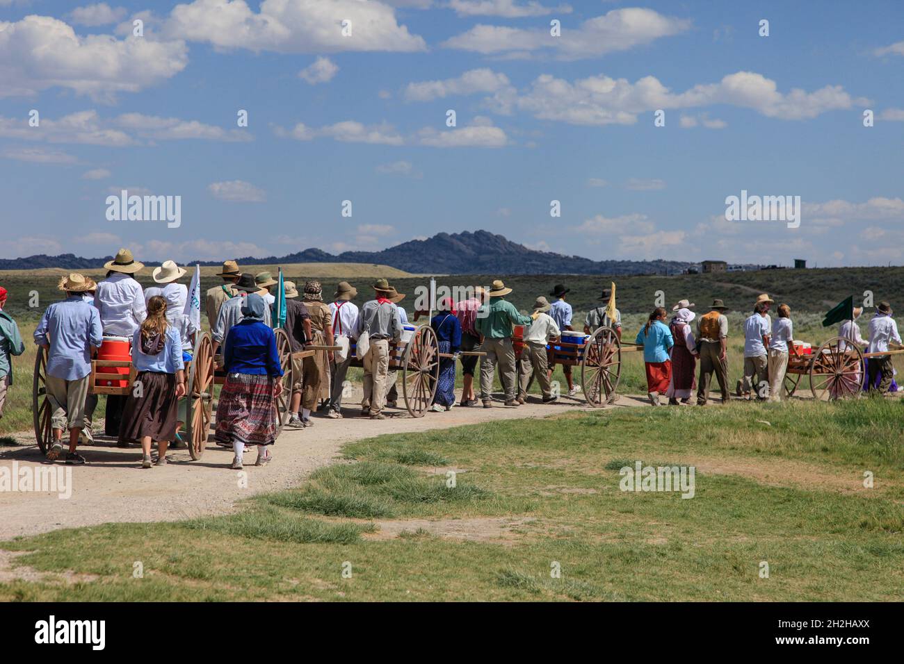 Un groupe de jeunes adolescents et de dirigeants réadoptent une randonnée en charrette de Mormon Pioneer dans les plaines du Wyoming. Banque D'Images