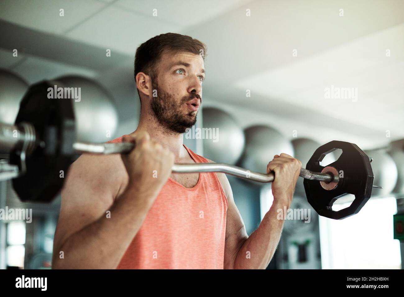 gym sport fitness exercice style de vie athlète santé entraînement poids levage force corps entraînement homme Banque D'Images