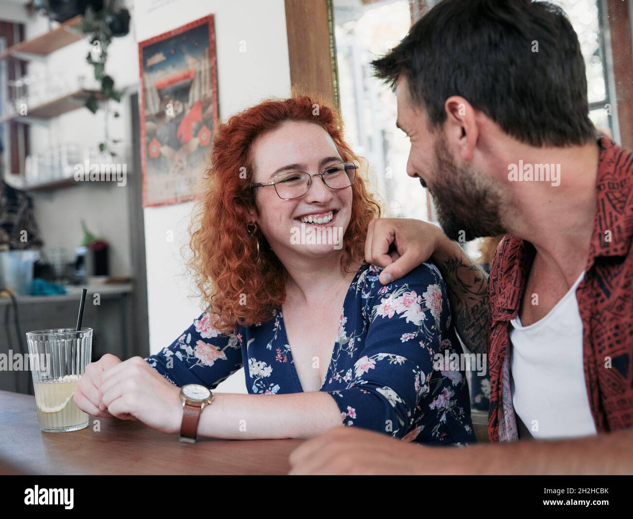 amusant femme homme couple café style de vie heureux ensemble souriant amour gai café magasin Banque D'Images