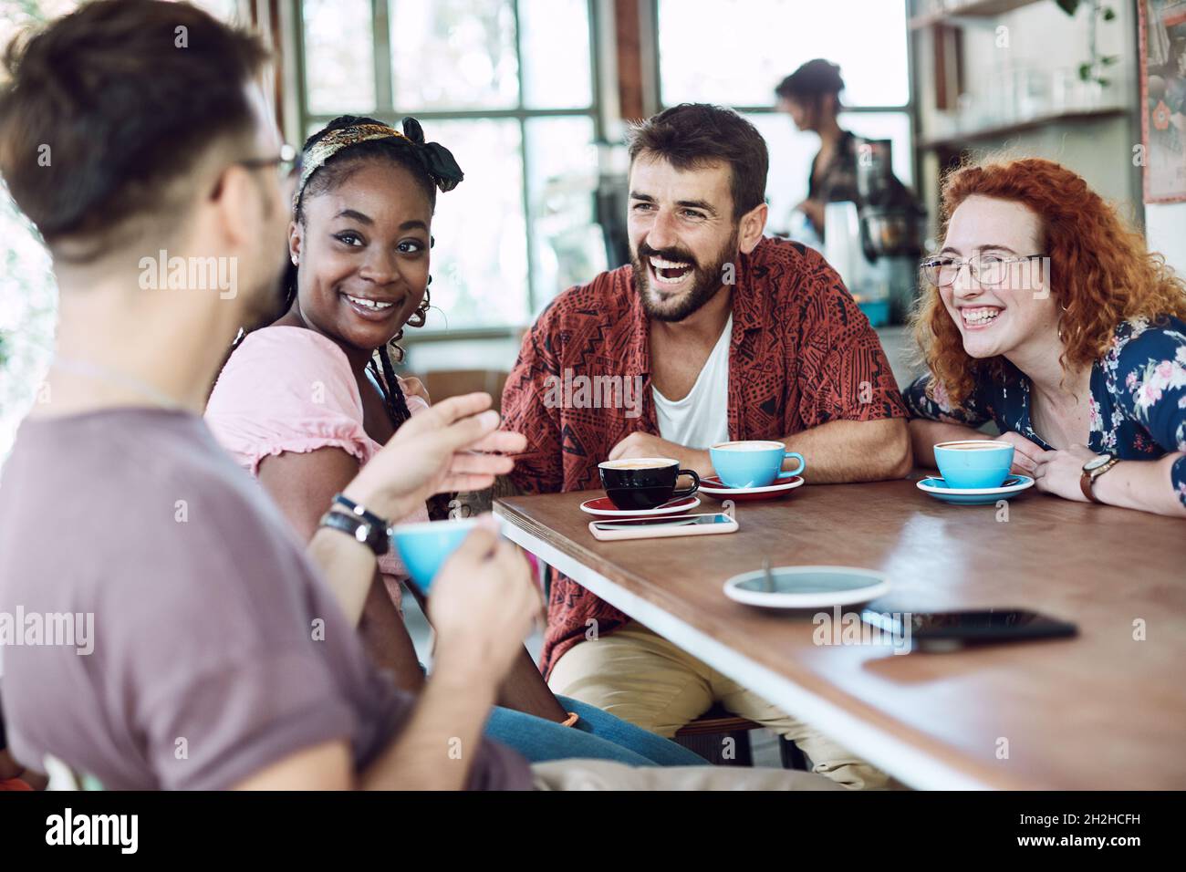 femme amitié sympa ami café sourire style de vie boisson heureux homme gens joyeux rire café Banque D'Images