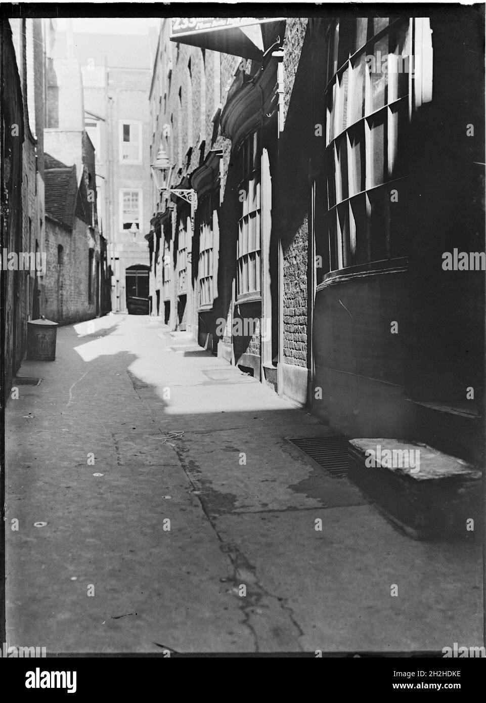 Goodwin's court, Covent Garden, City of Westminster, Greater London Authority, années 1930.Vue vers l'est sur les boutiques et les fenêtres en façade au rez-de-chaussée de Goodwin's court. Banque D'Images