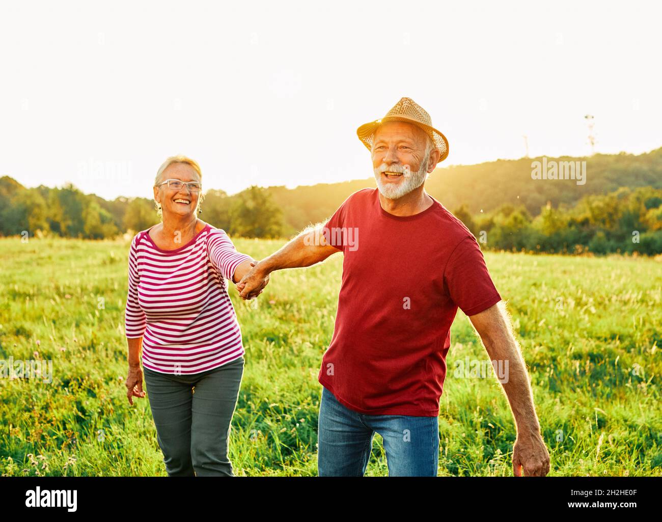 femme homme extérieur senior couple heureux style de vie retraite ensemble sourire amour vieille nature mature Banque D'Images