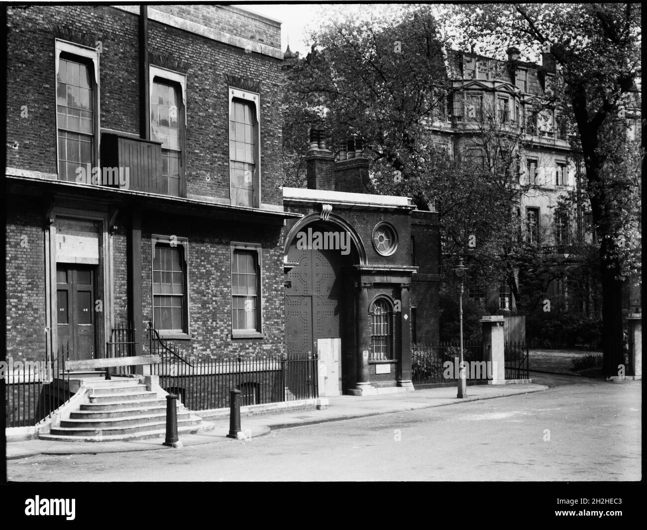 Whitehall Gardens, Whitehall, Cité de Westminster, Greater London Authority, années 1930.L'avant de Malmesbury House et le pavillon d'entrée de Pembroke House au 7 Whitehall Gardens vu du nord-ouest.Les maisons de ville géorgiennes de Whitehall Gardens ont été démolies plus tard en 1938 pour faire place à la Chambre de commerce et à l'édifice du Ministère de l'air, plus tard le Ministère de la défense.D'autres photos de la collection montrent le bâtiment pendant la démolition. Banque D'Images