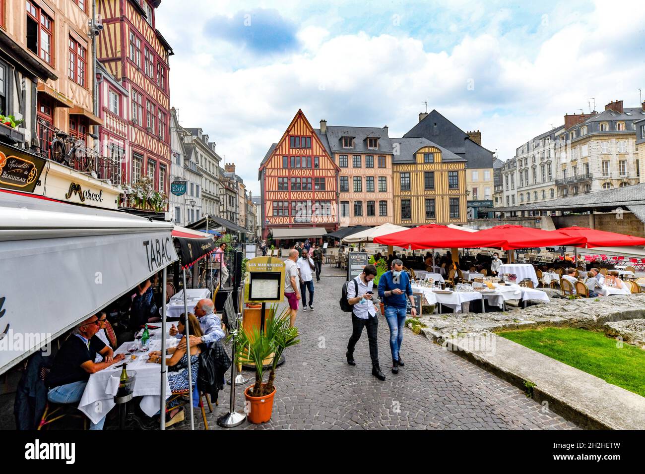 Rouen (Normandie, Nord de la France) : terrasses de restaurants sur la place du vieux marché après la réouverture des restaurants, pendant le COVID 19 pande Banque D'Images