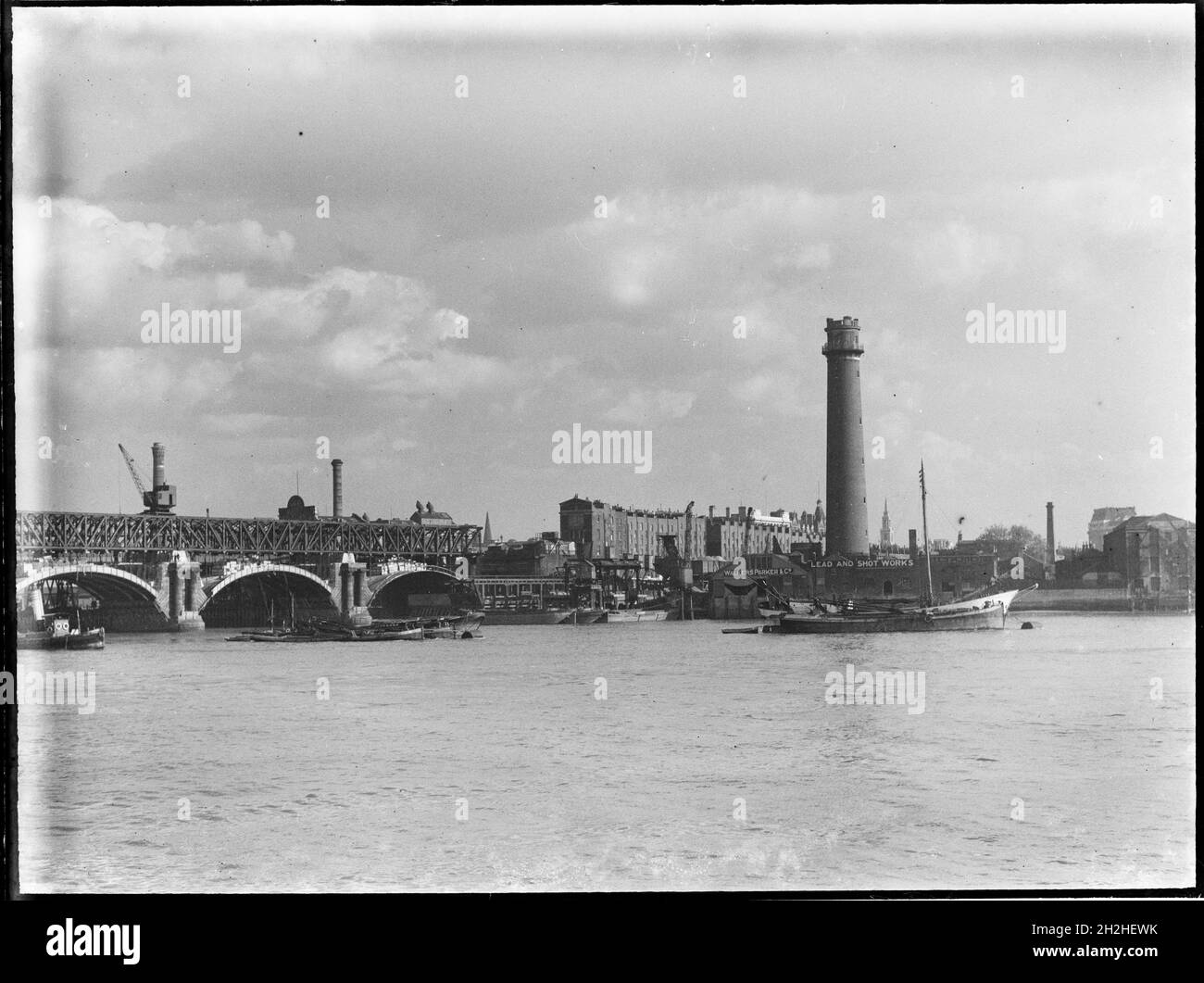 Tour de tir et Lead Works, Belvedere Road, Lambeth, Greater London Authority, 1936.Vue sur la Tamise vers la tour de tir de Lambeth Lead Works, montrant la démolition de l'ancien pont de Waterloo sur la gauche.La tour de tir du Lambeth Lead Works a été conçue par David Ridall Roper et a été construite en 1826 pour Thomas Maltby & Co. Au moment de cette photographie, elle était exploitée par Walkers, Parker & amp;Co mais il a été démoli plus tard en 1962 pour faire place à la salle de la Reine Elizabeth.Le pont de Waterloo, qui est présenté pendant sa démolition, a été conçu par John Rennie et a ouvert ses portes Banque D'Images