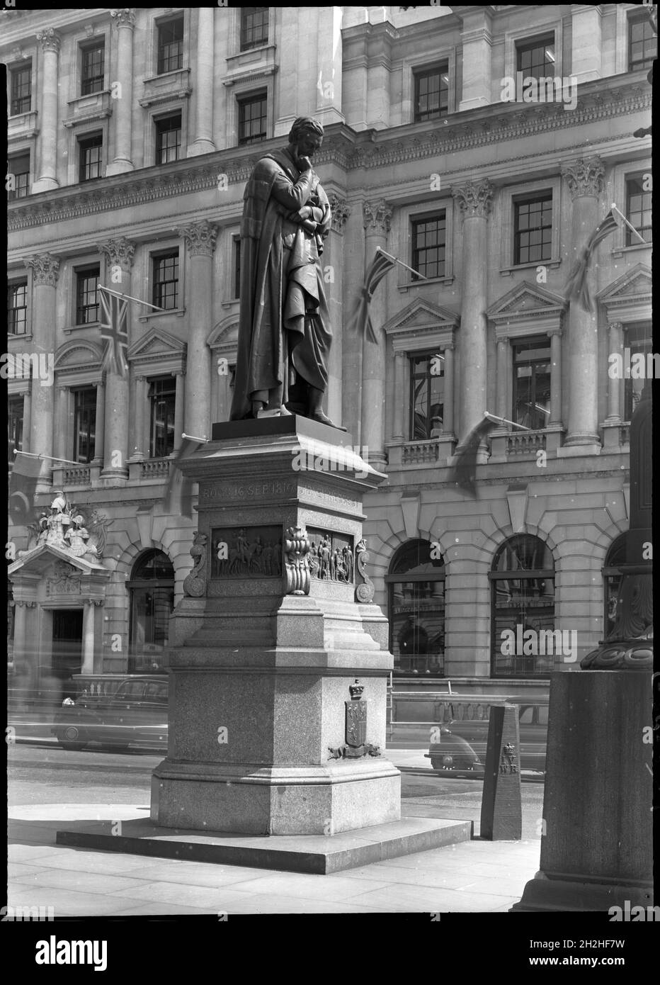 Lord Herbert de la statue de Lea, Waterloo place, Ciity of Westminster, Greater London Authority, 1951.La statue de Lord Herbert de Lea a été créée en 1867 par le sculpteur JH Foley.Sidney Herbert (1810-1861) était un proche allié de Florence Nightingale. Banque D'Images