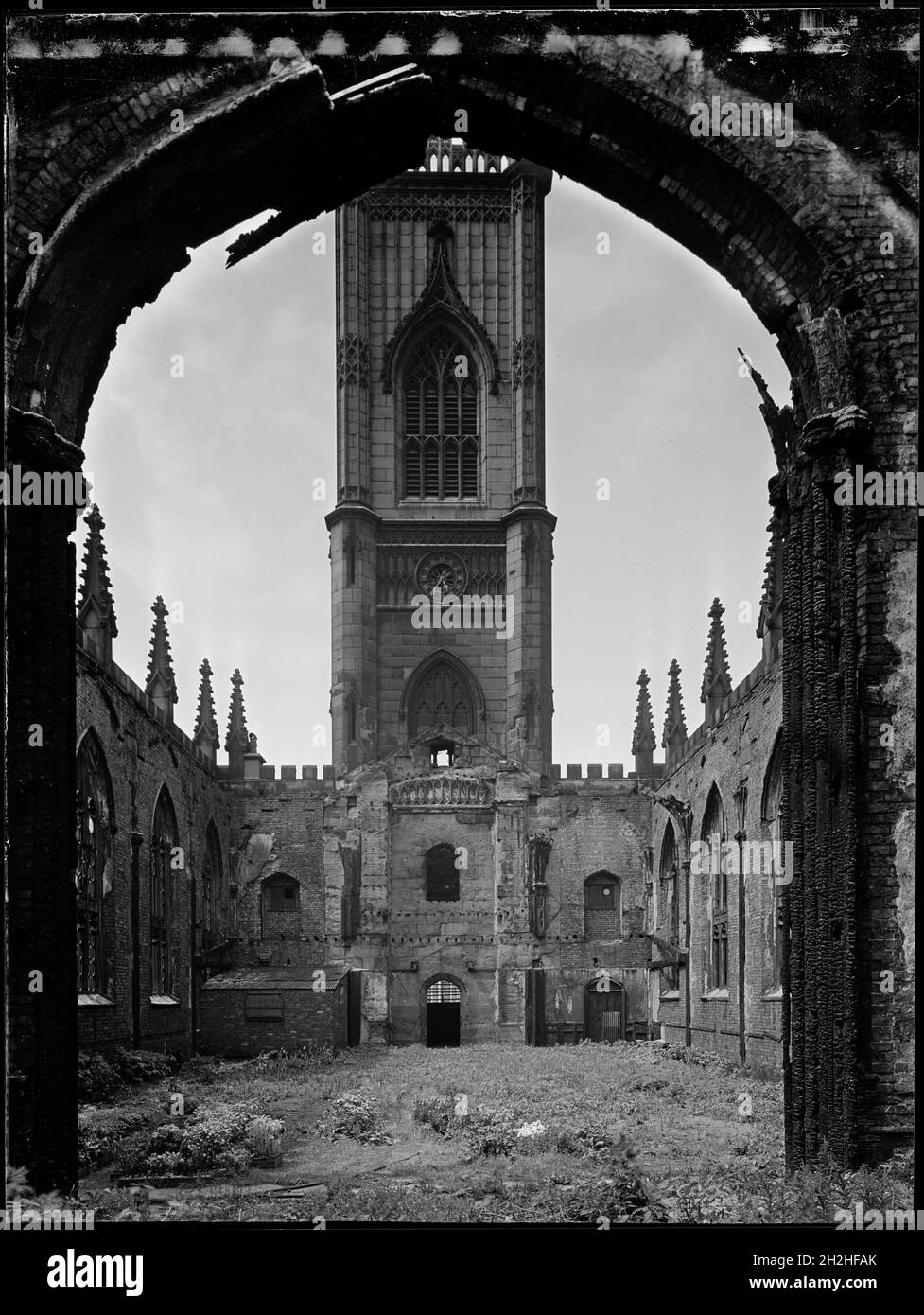 Église Saint-Luc, rue Leece, Liverpool, 1963.Une vue depuis le dessous de l'arche de choeur en regardant vers l'ouest vers la tour dans les ruines bombardées de l'église Saint-Luc.L'église Saint-Luc a été bombardée pendant le Blitz en 1941.Les murs et la tour, moins le toit, ont été conservés comme un mémorial pour ceux qui ont été tués pendant la guerre. Banque D'Images