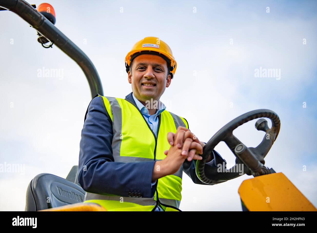 Livingston, Écosse, Royaume-Uni.22 octobre 2021.EN PHOTO : Anas Sarwar MSP, leader du Parti travailliste écossais, a visité une entreprise de construction pour en savoir plus sur la manière dont le secteur de la construction peut créer des emplois et jouer un rôle essentiel dans notre reprise économique.Crédit : Colin Fisher/Alay Live News Banque D'Images
