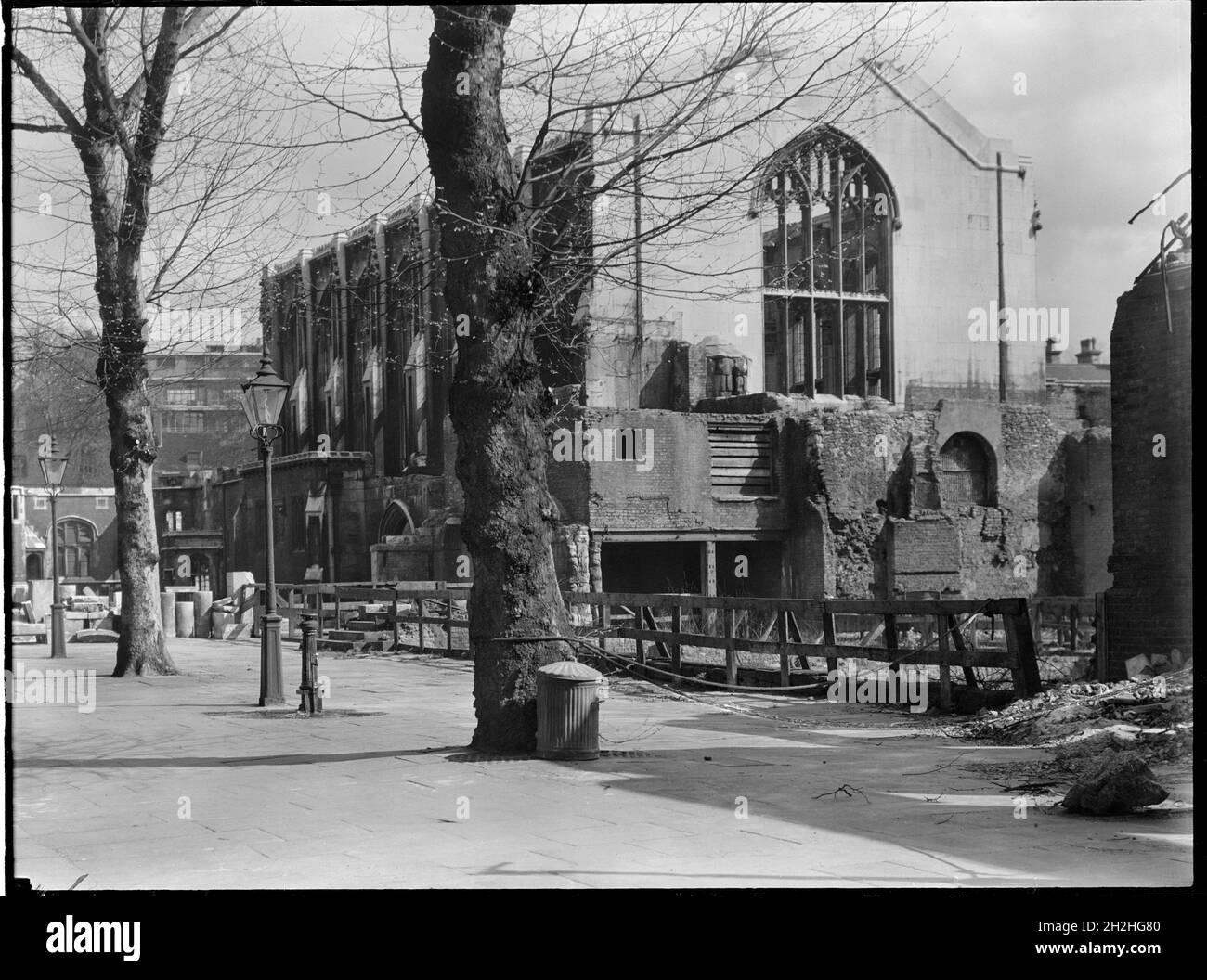 Temple Hall intérieur, Temple, ville de Londres, Autorité du Grand Londres, 1940-1945.Vue sur le Temple Hall intérieur depuis Pump court montrant le bâtiment en ruines après de graves dégâts causés par la bombe.La zone autour du Temple intérieur a été gravement endommagée par de gros explosifs en 1940-41 pendant la Seconde Guerre mondiale.Le hall et la bibliothèque ont été entièrement reconstruits par la suite avec les travaux terminés en 1959. Banque D'Images