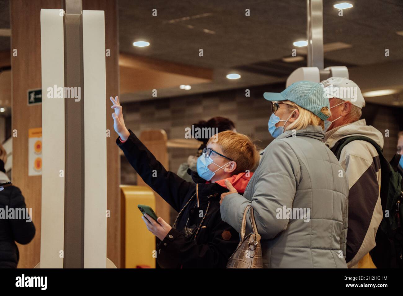 Les personnes qui commandent des repas rapides à distance chez McDonald's. Banque D'Images