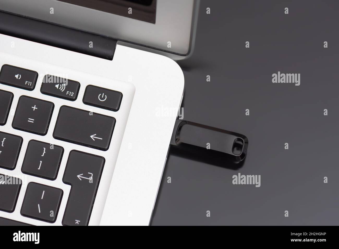 Clé USB connectée à la prise USB de l'ordinateur portable.Concept de clé USB, mémoire flash Banque D'Images