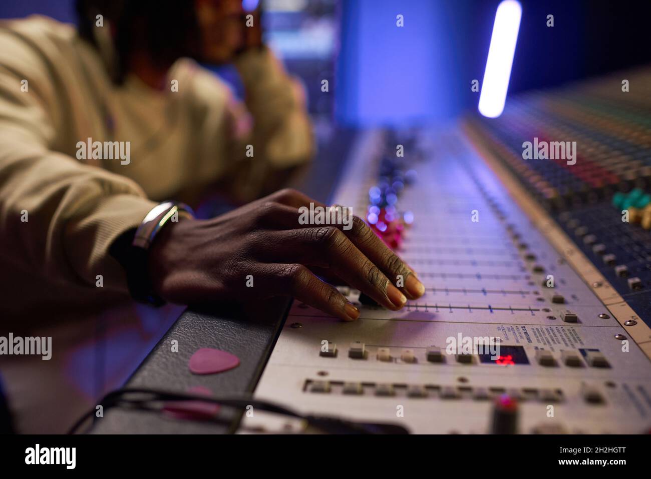 Gros plan du compositeur travaillant sur l'équipement audio, il écrit des chansons dans le studio d'enregistrement numérique Banque D'Images