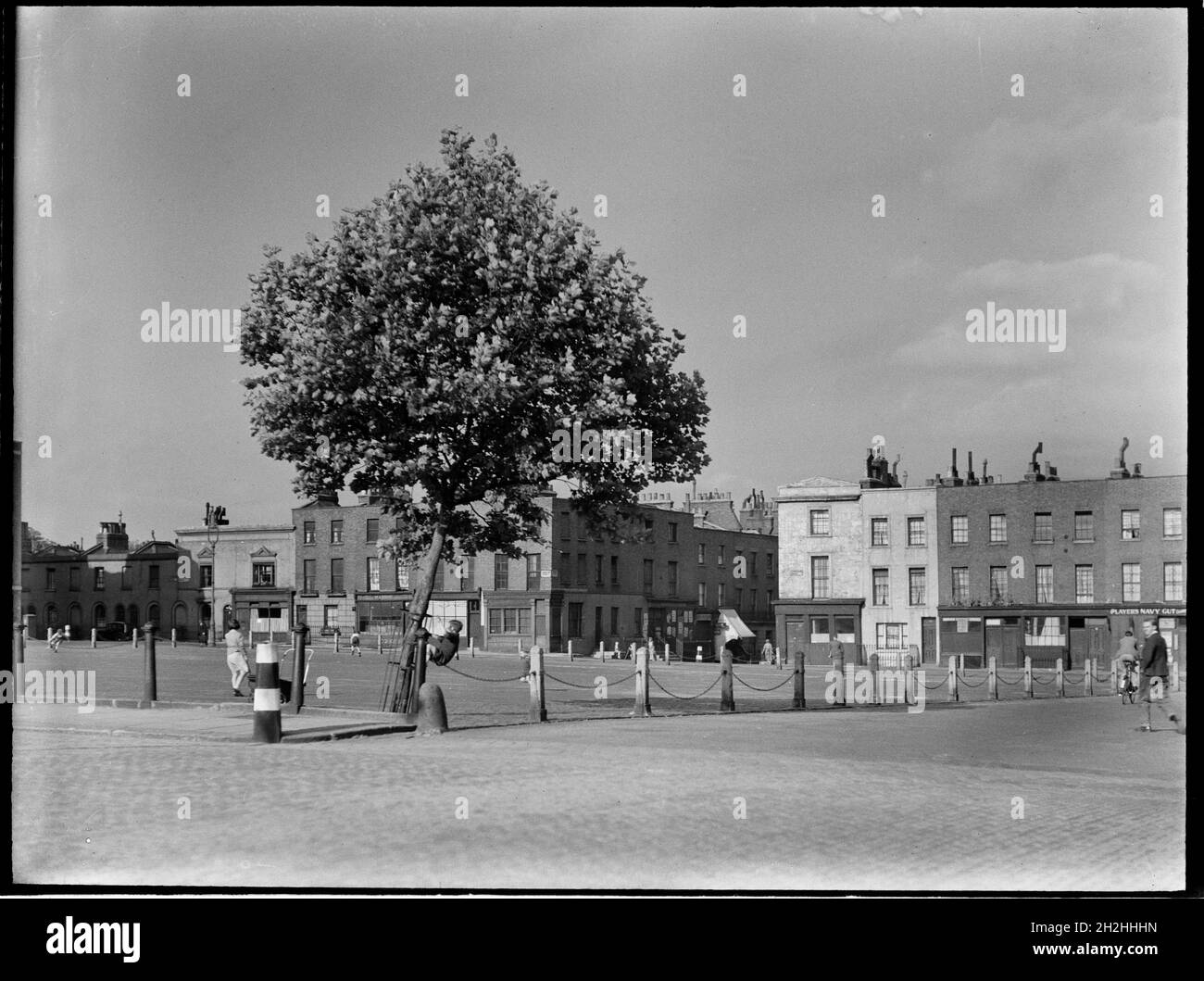 Cumberland Market, Regents Park, Camden, Greater London Authority, années 1930.Vue du nord-est sur le marché de Cumberland vers la rue Edward et maisons mitoyennes et boutiques vacantes sur le côté est de la place.Cumberland Market était un marché de foin et de paille du début du XIXe siècle à la fin des années 1920.Au début des années 1930, les bâtiments de la région ont été démolis pour faire place à des logements du conseil et une autre partie de la région a été détruite par des bombardements pendant la Seconde Guerre mondiale.Les autres bâtiments ont été démolis en 1950-51 et le Regent's Park Estate a été construit sur le site. Banque D'Images