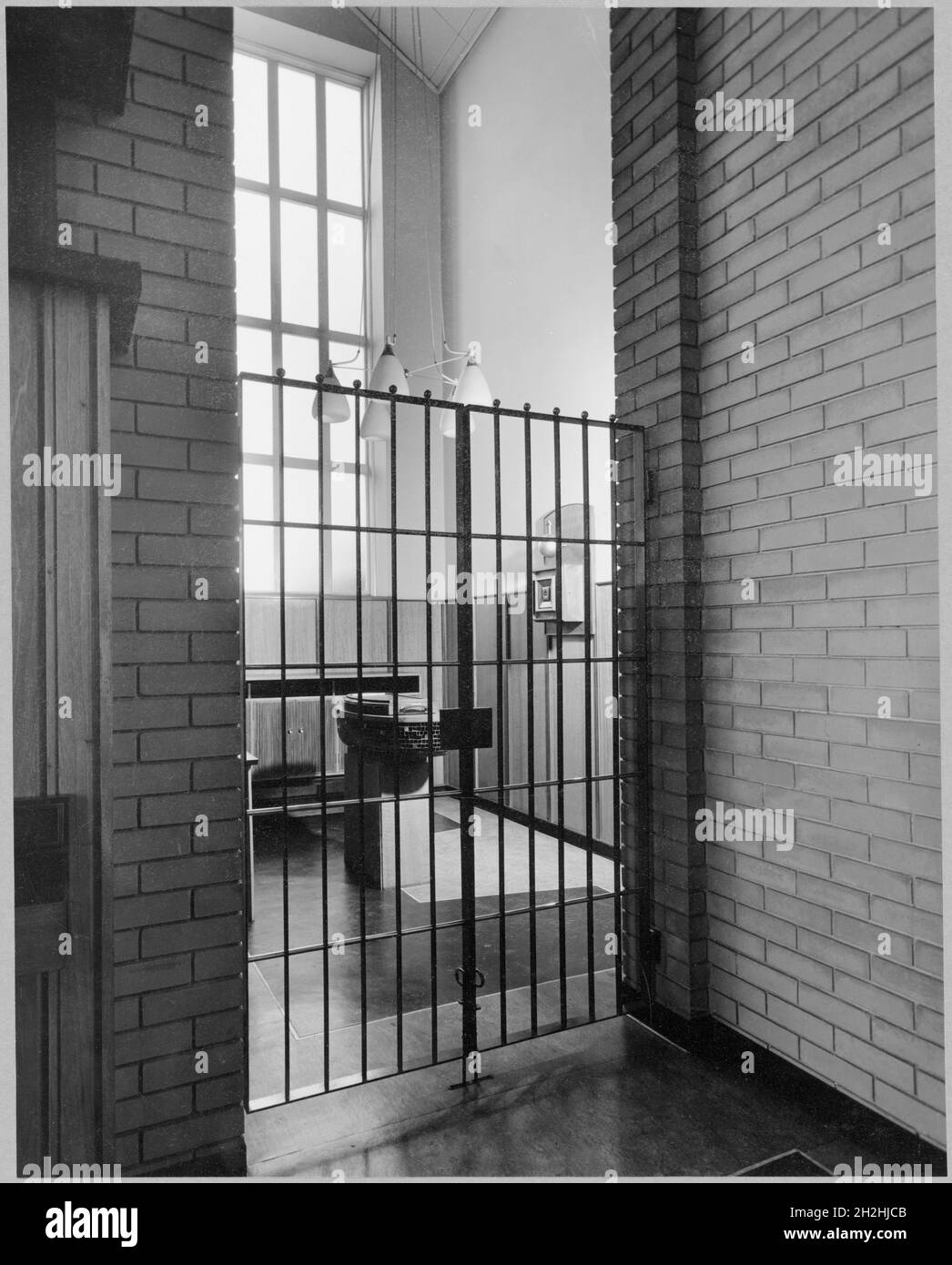 Église catholique romaine du Saint-Rosaire, Watson Street, Gateshead, 1956-1965.Le baptême de l'église catholique romaine du Saint Rosaire, Gateshead, montrant la police baptismale derrière un ensemble de portes métalliques verrouillées.Le numéro d'archive alternatif M4738 fait référence au numéro donné par les photographes Philipson. Banque D'Images