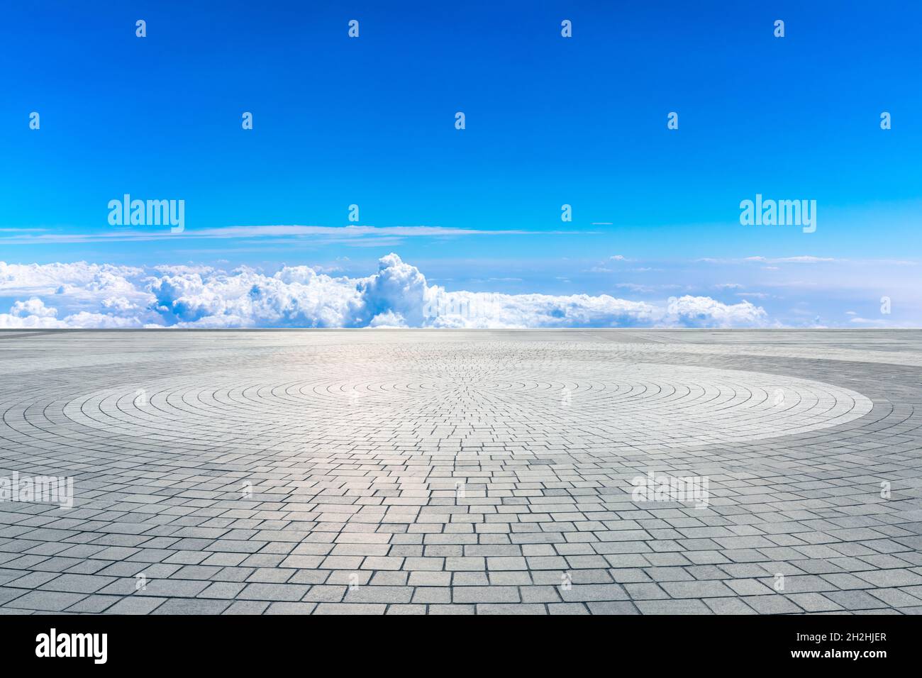 Plancher carré vide et ciel bleu avec nuages blancs scène. Banque D'Images