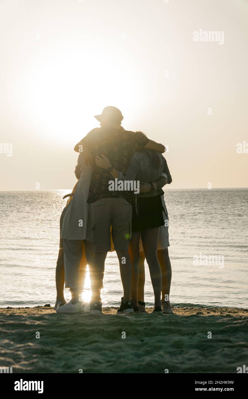Un adorable groupe d'amis sur la plage Banque D'Images