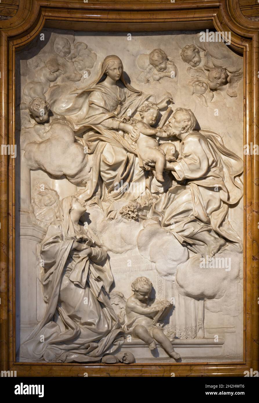 ROME, ITALIE - 1er SEPTEMBRE 2021 : le relief baroque en marbre de la Sainte famille et lesté Ludovica Albertoni l'église Chiesa di Santa Maria à Campitelli Banque D'Images