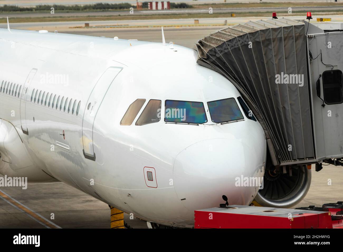 Avion avec le "doigt" d'accès à l'avion gangway attaché, préparant pour le vol de décollage à l'aéroport El Prat Banque D'Images