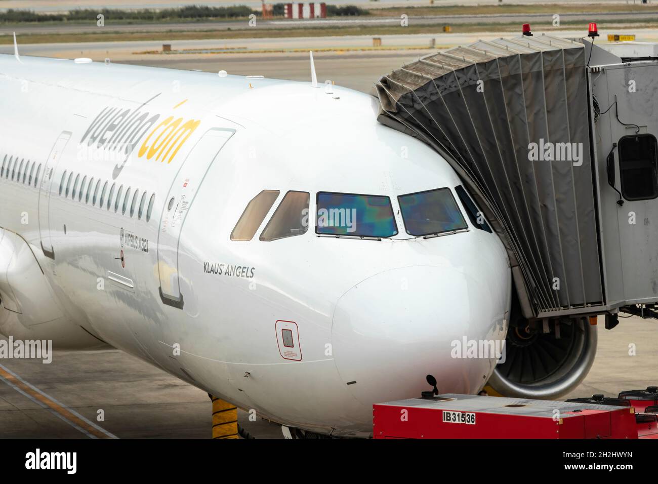 Barcelone, Espagne - 24 septembre 2021 : Airbus A321 de la société Vueling avec le gangway d'accès à l'avion « finger » fixé, préparant le décollage Banque D'Images