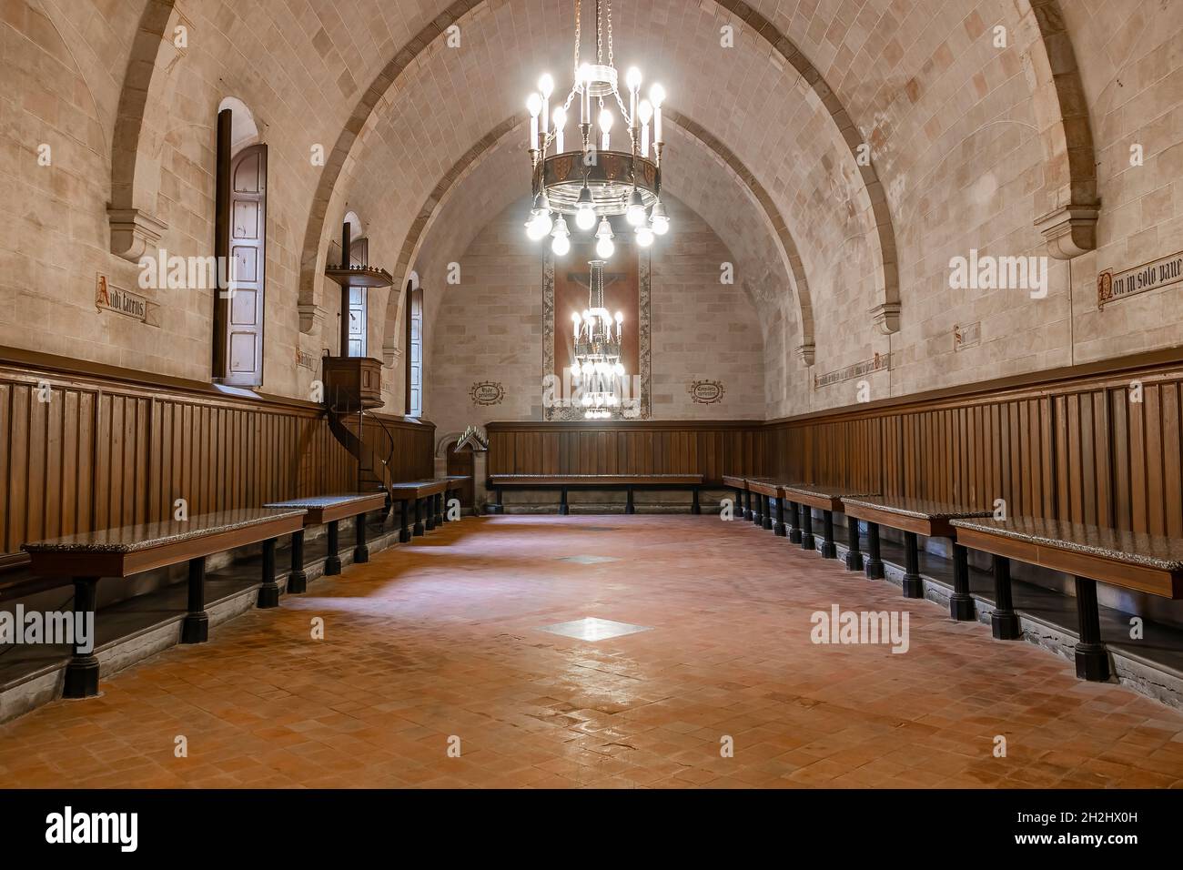 Barcelone, Espagne - 24 septembre 2021 : salle à manger à l'intérieur du monastère de Pedralbes.C'est l'une des zones du monastère qui reflète le mieux les pas Banque D'Images