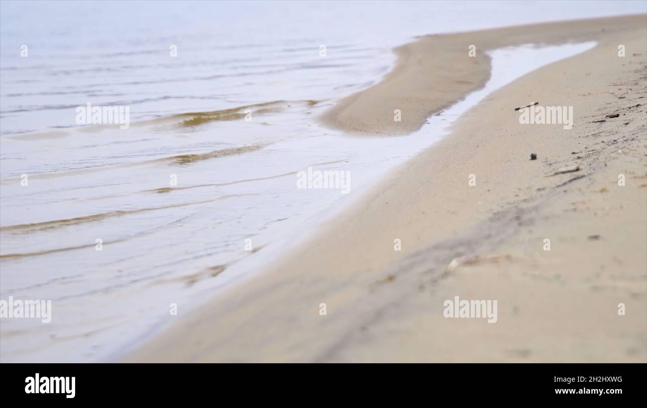 Fond de plage avec vague de mer.Films.Eau calme sur la plage de sable. Banque D'Images