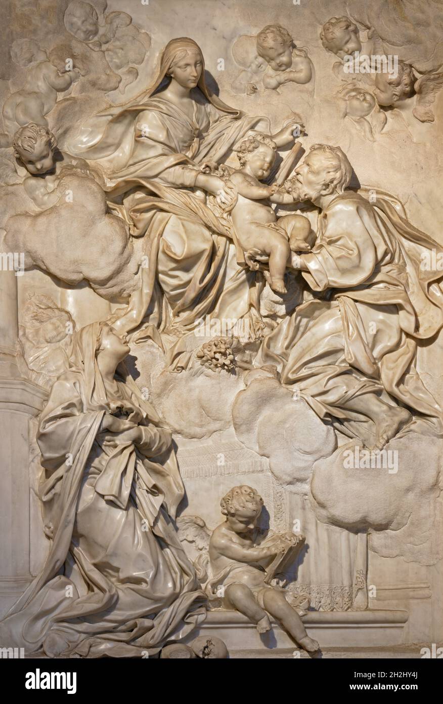 ROME, ITALIE - 1er SEPTEMBRE 2021 : le relief baroque en marbre de la Sainte famille et lesté Ludovica Albertoni l'église Chiesa di Santa Maria à Campitelli Banque D'Images