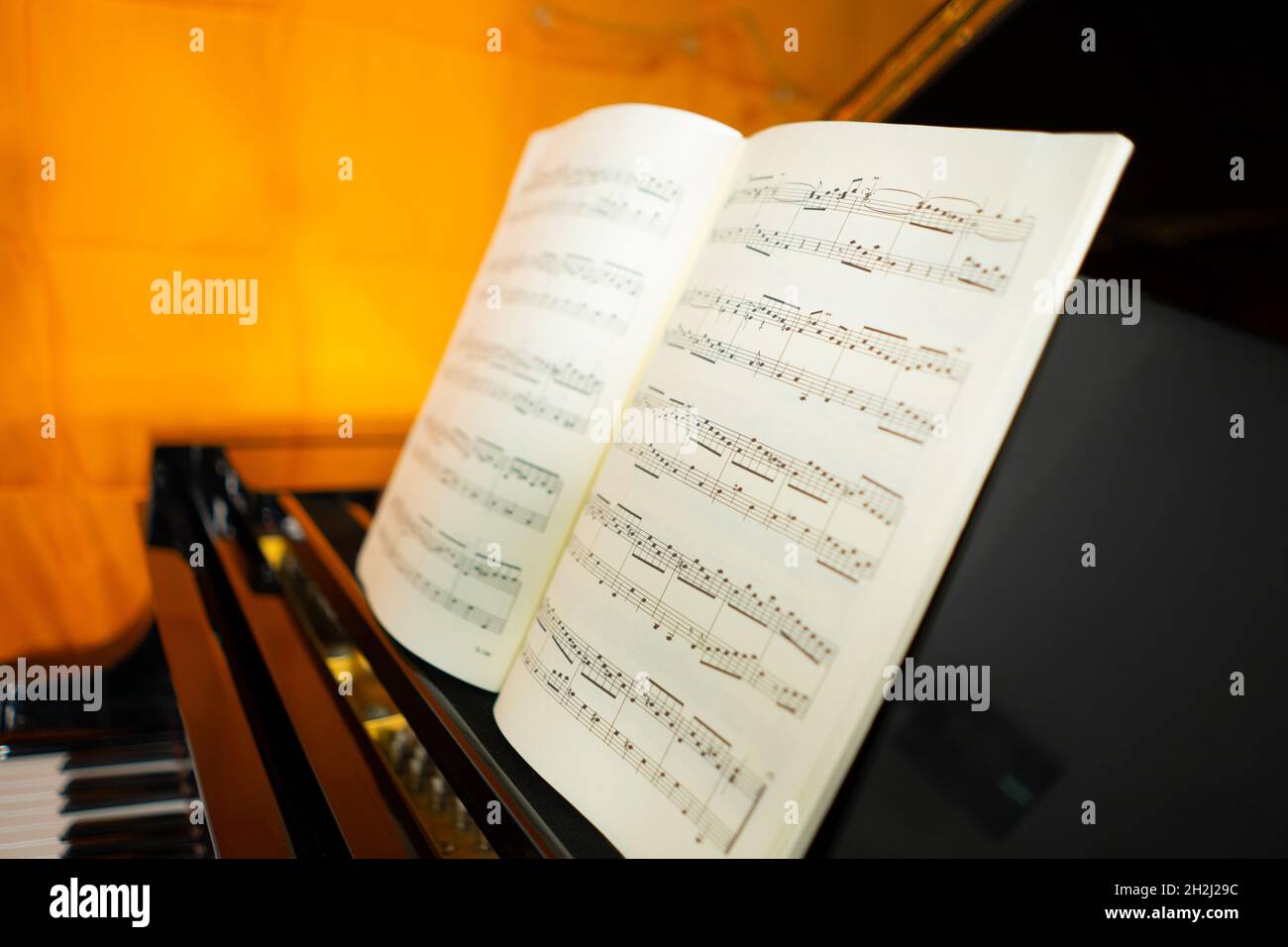partition de piano classique, composée de cordes rompues ascendantes Banque D'Images