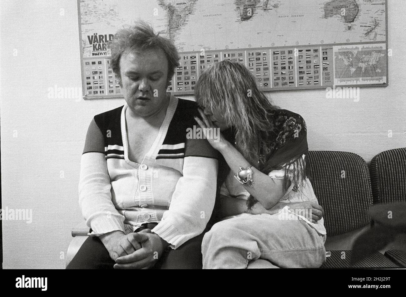 Patient mental féminin embrassant un patient mental masculin Banque D'Images