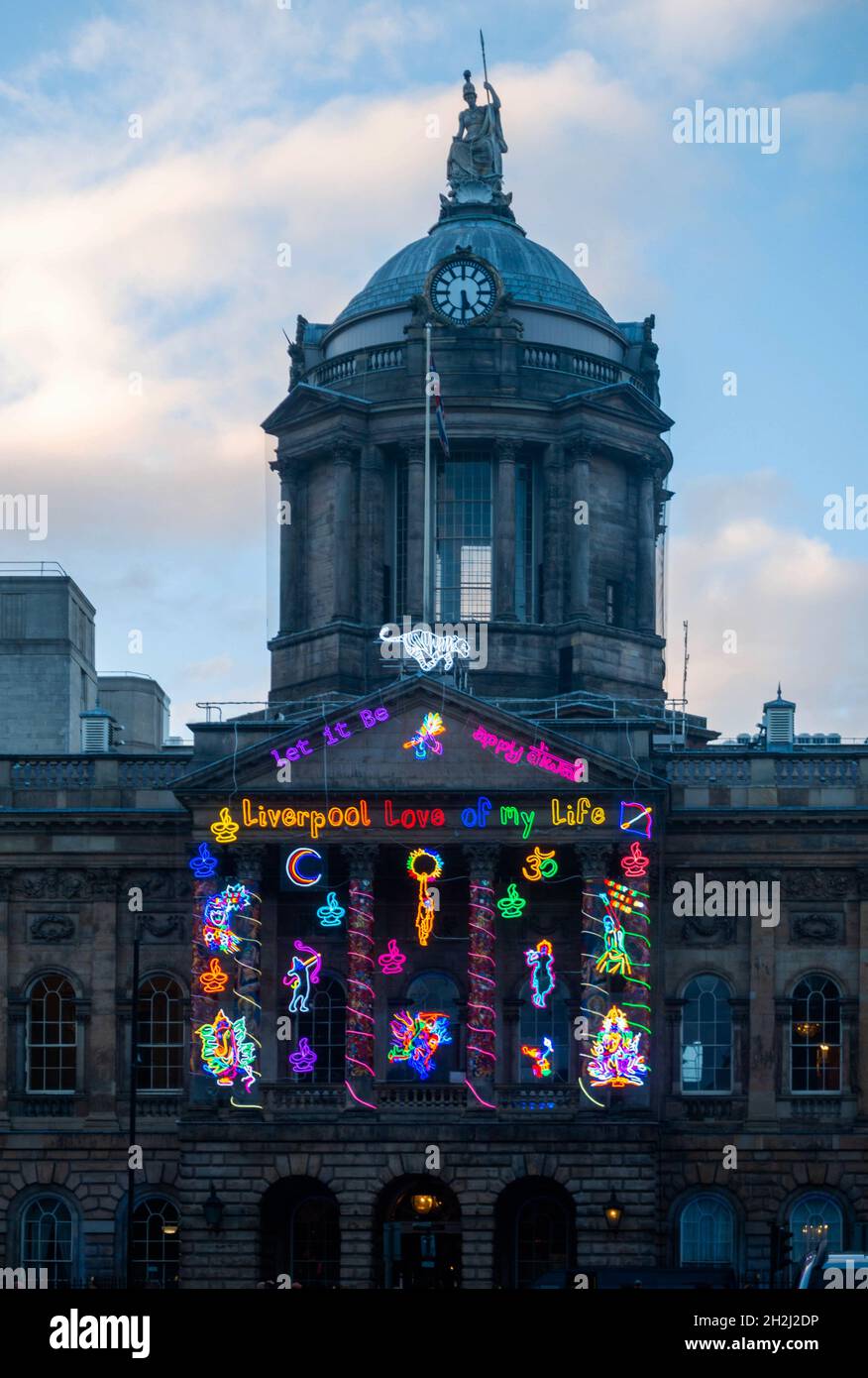 Hôtel de ville de Liverpool la nuit avec l'art de la rue River of Light Banque D'Images